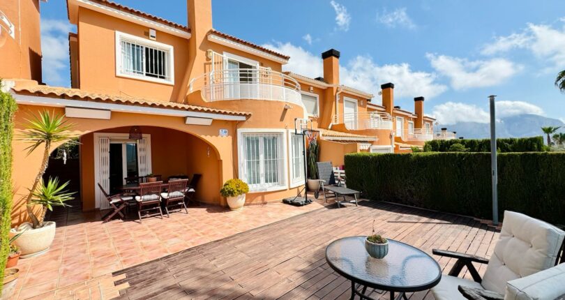 Beautiful detached property with sea view in Gata Residencial, for long term rental!